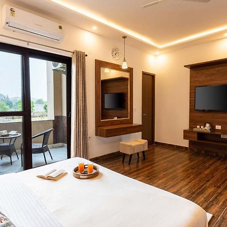 Brookvale Manor By Stayvista - Private Pool Haven With Endless Views & Indoor Fun Sohna 外观 照片