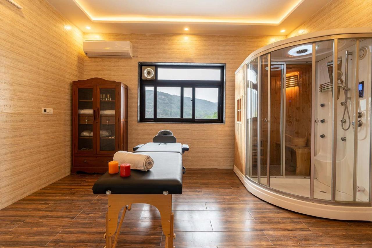 Brookvale Manor By Stayvista - Private Pool Haven With Endless Views & Indoor Fun Sohna 外观 照片